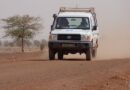 Une voiture du personnel humanitaire sur le terrain
