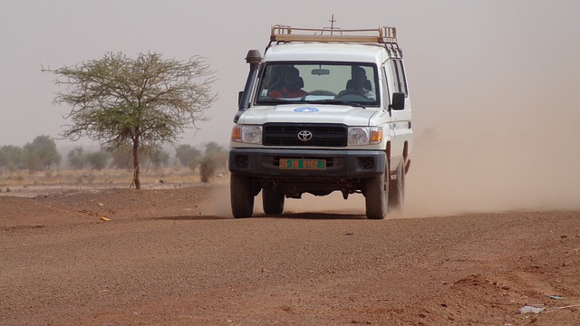 Une voiture du personnel humanitaire sur le terrain
