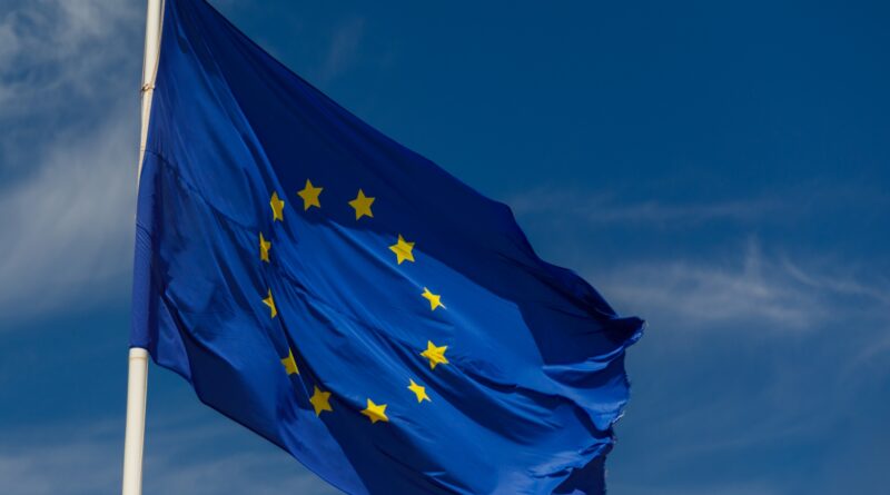 Drapeau de l'Union européenne flottant dans le ciel