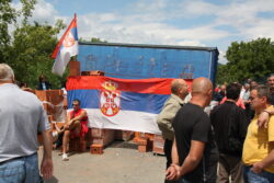 Des Serbes protestent en bloquant les routes au Nord du Kosovo 