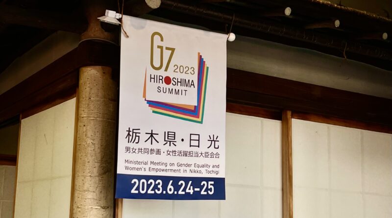 Cette image tend notamment à montrer la communication faite autour de la réunion ministérielle sur l'égalité entre les sexes. Au sein de la ville de Nikko, plusieurs commerces et restaurants ont abordé cette affiche, annonçant l'événement prochain.