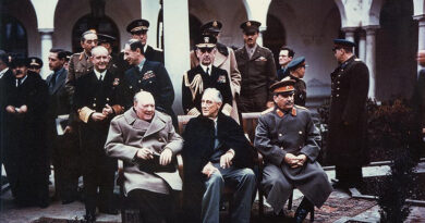(De gauche à droite) Churchill, Roosevelt et Staline réunit à la conférence de Yalta, conférence à laquelle les Accords de Yalta ont été décidés. La photographie a eu lieu le 9 février 1945, et elle provient des archives nationales britanniques.