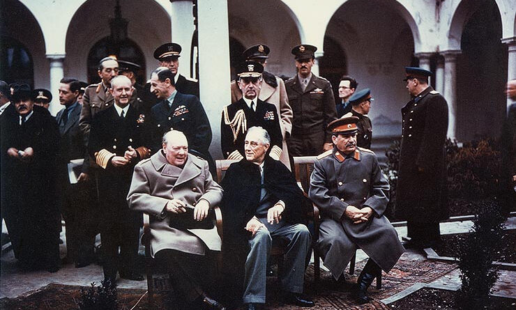 (De gauche à droite) Churchill, Roosevelt et Staline réunit à la conférence de Yalta, conférence à laquelle les Accords de Yalta ont été décidés. La photographie a eu lieu le 9 février 1945, et elle provient des archives nationales britanniques.