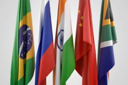 Drapeaux des États membres des BRICS lors du 15ème sommet à Johannesburg, en Afrique du Sud.