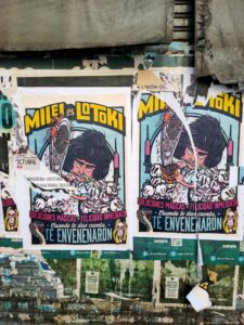 Affiche contre Javier Milei dans les rues de Buenos Aires, Argentine.