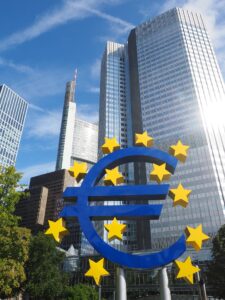 La BCE décide la politique monétaire.