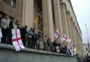 Des manifestants devant le parlement géorgien lors de la révolution des roses en 2003