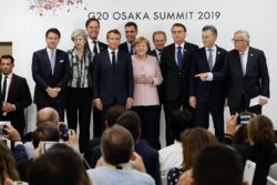 Mark Rutte, Emmanuel Macron, Angela Merkel et les dirigeants du Mercosur et de l'Union Européenne réunis pour une conférence, au Japon, en 2019.