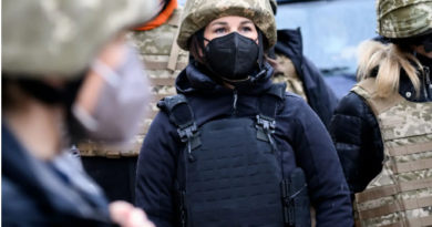 La ministre verte des affaires éatrangères, Annalena Baerbock, photographiée avec un gilet pare-balles et un casque de protection.