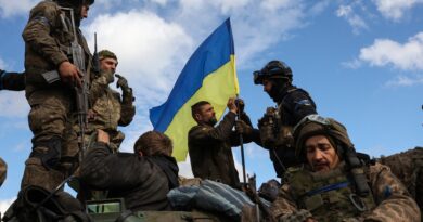 L'Ukraine annonce que son armée progresse face à la puissante résistance russe, 15 juin 2023. Un groupe de militaires hissent le drapeau ukrainien.