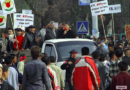 Manifestants kirghiz lors de la révolution des tulipes en 2005.