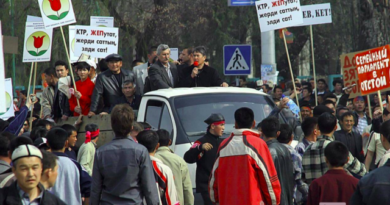 Manifestants kirghiz lors de la révolution des tulipes en 2005.