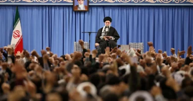 Le Guide suprême Khamenei et le portrait de son prédécesseur, l'ayatollah Khomeini