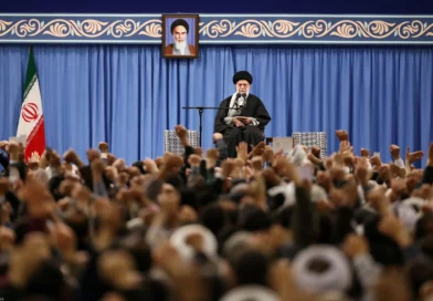 Le Guide suprême Khamenei et le portrait de son prédécesseur, l'ayatollah Khomeini