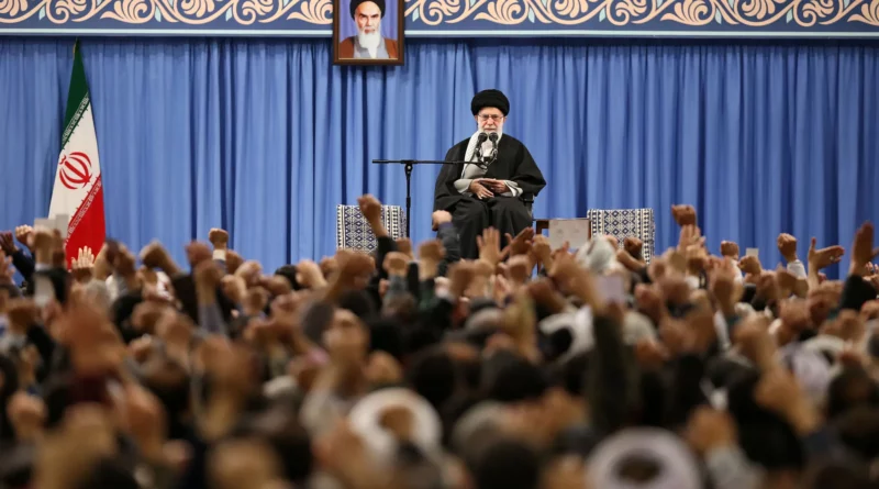 Le Guide suprême Khamenei et le portrait de son prédécesseur, l'ayatollah Khomeini