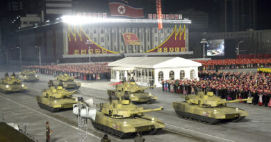 Parade nocturne en 2020 en Corée du Nord.