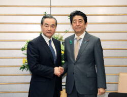 Wang Yi et Shinzō Abe en 2019. Tous deux nationalistes, ils ont réparé les liens diplomatiques entre leurs pays.