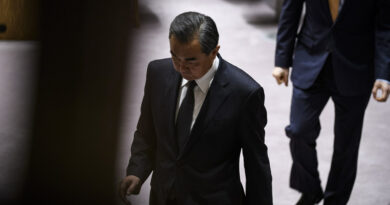 Le ministre des Affaires étrangères de Xi Jinping, Wang Yi, est un homme habile, élégant et bon communiquant qui tranche avec le style de ses prédécesseurs. Il représente tout à la fois le nationalisme assumé d'une nouvelle génération d'hommes politiques chinois et la nouvelle orientation de la diplomatie de Beijing.