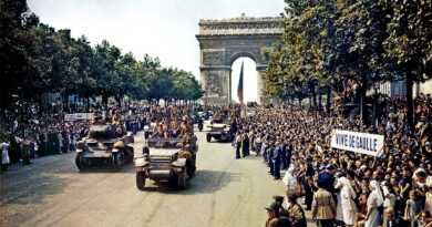 Célébration de la libération de Paris, sur les Champs Elysées