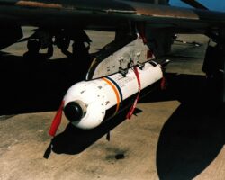 Une bombe CBU-97 installée sur un avion américain.