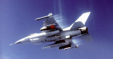 F-16 américain portant deux CBU-97 sous les ailes.