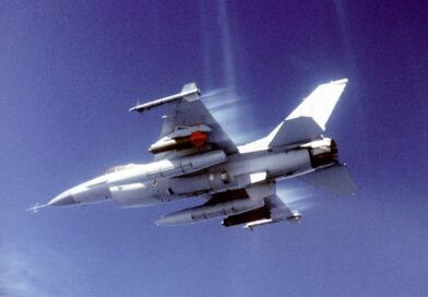 F-16 américain portant deux CBU-97 sous les ailes.
