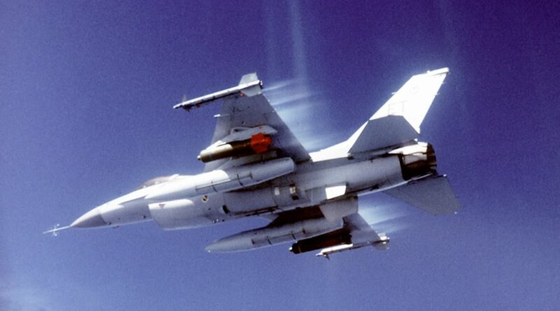 F-16 américain portant deux CBU-97 sous les ailes.