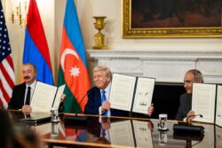Le président américain Donald Trump, le président azerbaïdjanais Ilham Aliyev et le Premier ministre arménien Nikol Pashinyan montrent leurs copies signées d'une déclaration commune le 8 août 2025. (Photo : Maison Blanche)