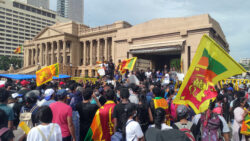 Des manifestants sri-lankais devant le parlement du Sri Lanka à Colombo en 2022, lors de l'une grave crise politique 
