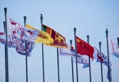 Drapeaux nationaux du Sri Lanka et de la Chine.