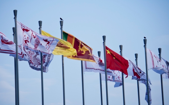 Drapeaux nationaux du Sri Lanka et de la Chine.