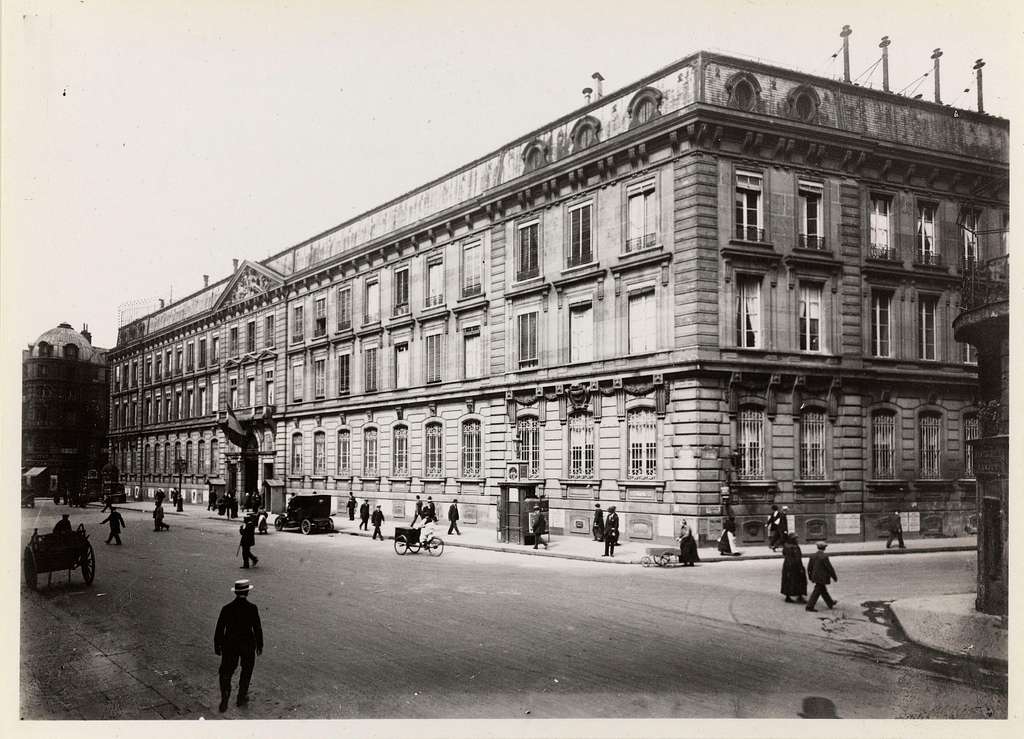 Façade de la Banque de France, à Paris, en 1914.