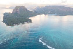Au large du Morne, l'illusion de la cascade sous-marine rappelle que l'océan Indien est stratégique jusque dans ses profondeurs.