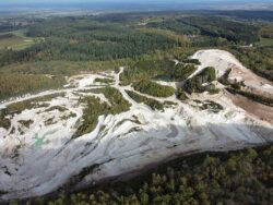 La carrière de kaolin à Échassières dans l'Allier sera également exploitée par le groupe minier français Imerys afin d'en extraire le lithium. 