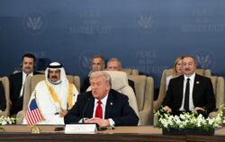 Le 13 octobre 2025 à Charm el-Cheikh, Donald Trump, parrain de l’accord, devant les dirigeants réunis pour le sommet sur la paix au Moyen-Orient.