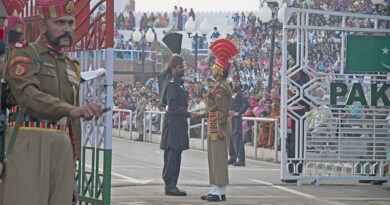 Soldats indien et pakistanais à la frontière indo-pakistanaise.