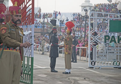 Soldats indien et pakistanais à la frontière indo-pakistanaise.