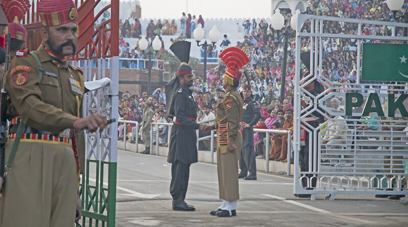 Soldats indien et pakistanais à la frontière indo-pakistanaise.